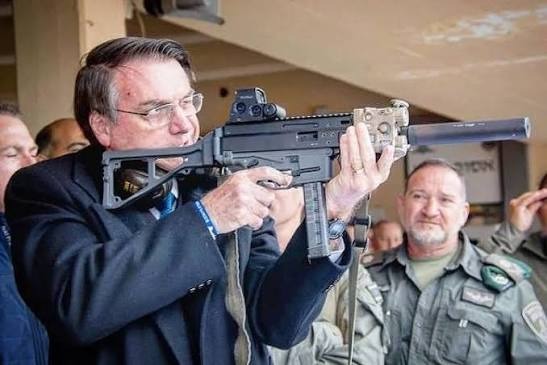 PF faz buscas na casa de Bolsonaro à procura de armas