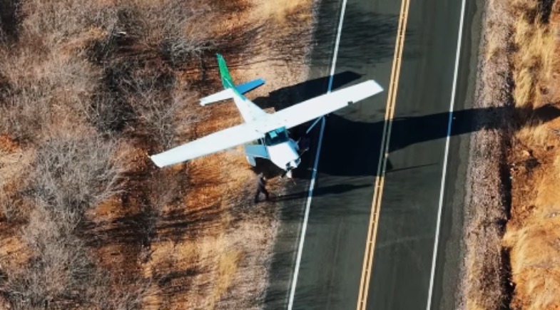 Avião faz pouso de emergência em rodovia no Piauí