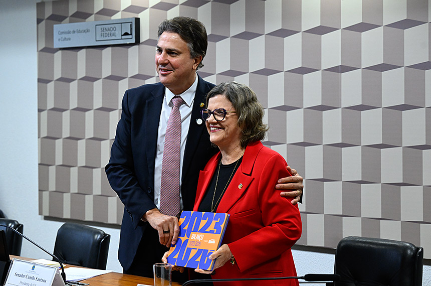 Camilo Santana é eleito presidente da Comissão de Educação e Cultura