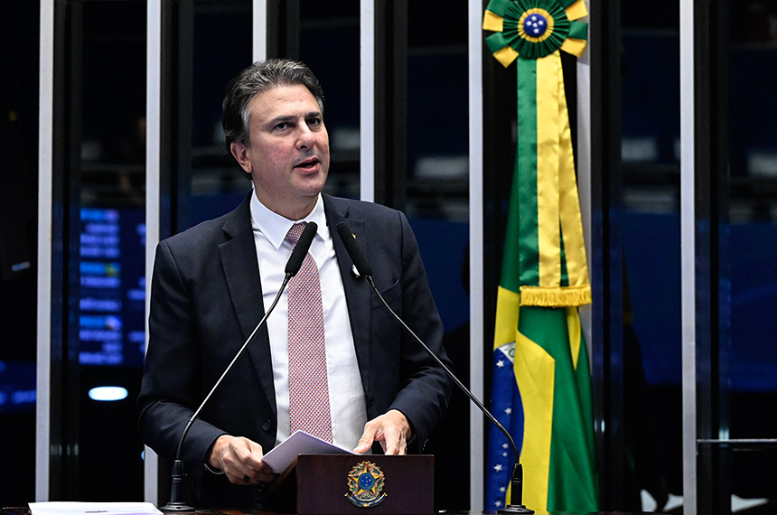 Camilo Santana prega diálogo ao assumir liderança partidária e comissão
