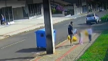 Pai é flagrado chutando filha de três anos; vídeo causa revolta