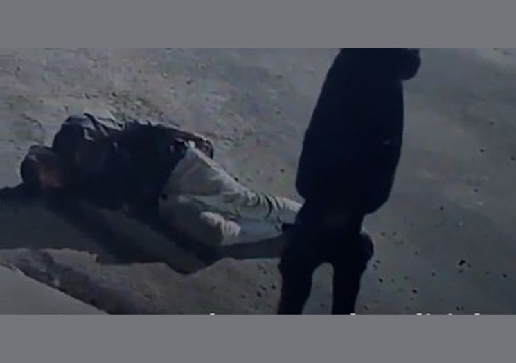 Homem rouba arma de policial desacordado após acidente de moto