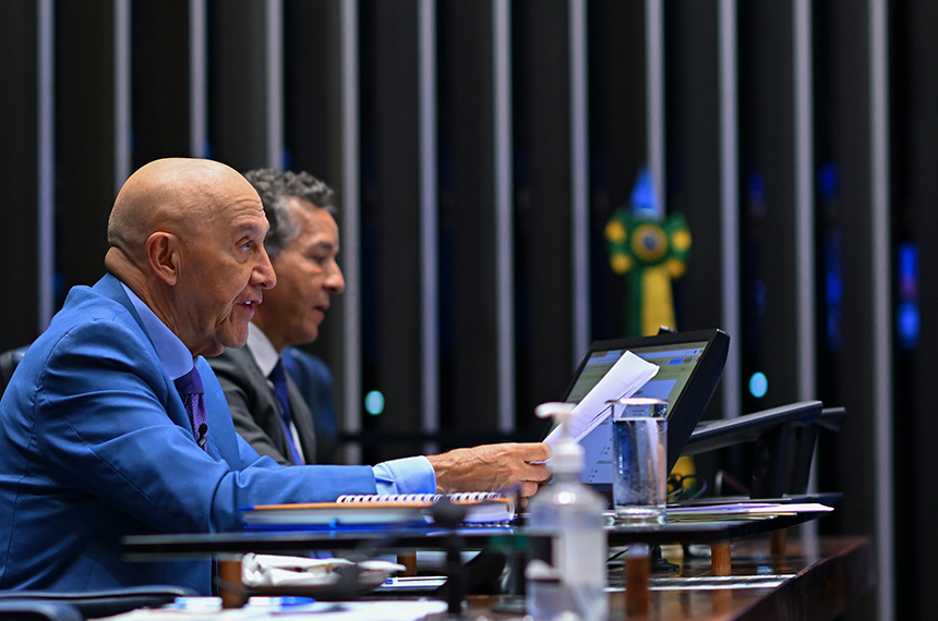 Confúcio Moura: É preciso garantir a permanência dos alunos nas escolas