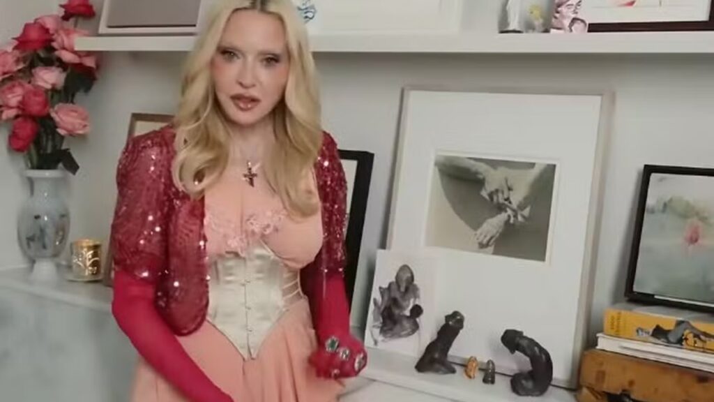 Madonna e sua coleção exótica de esculturas no banheiro