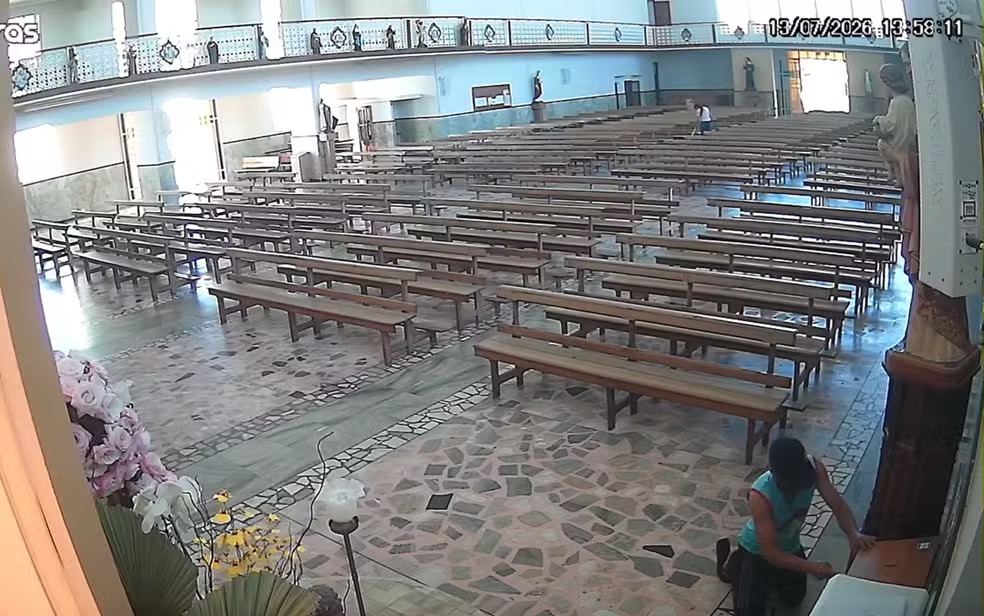 Homem é filmado furtando ofertas de fiéis em igreja de MG