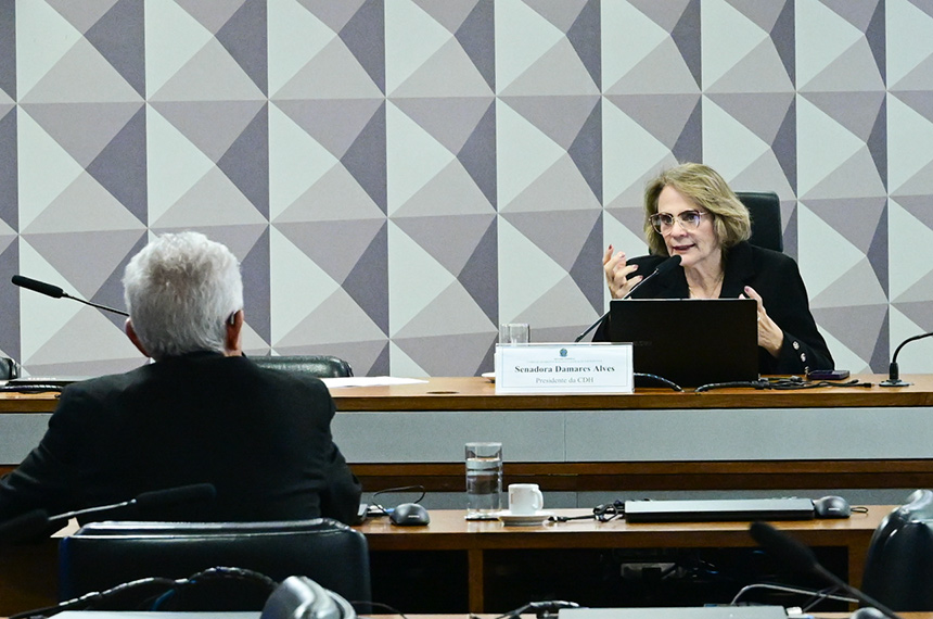 Aprovada proposta que permite à mulher vítima de violência doméstica mudar nome