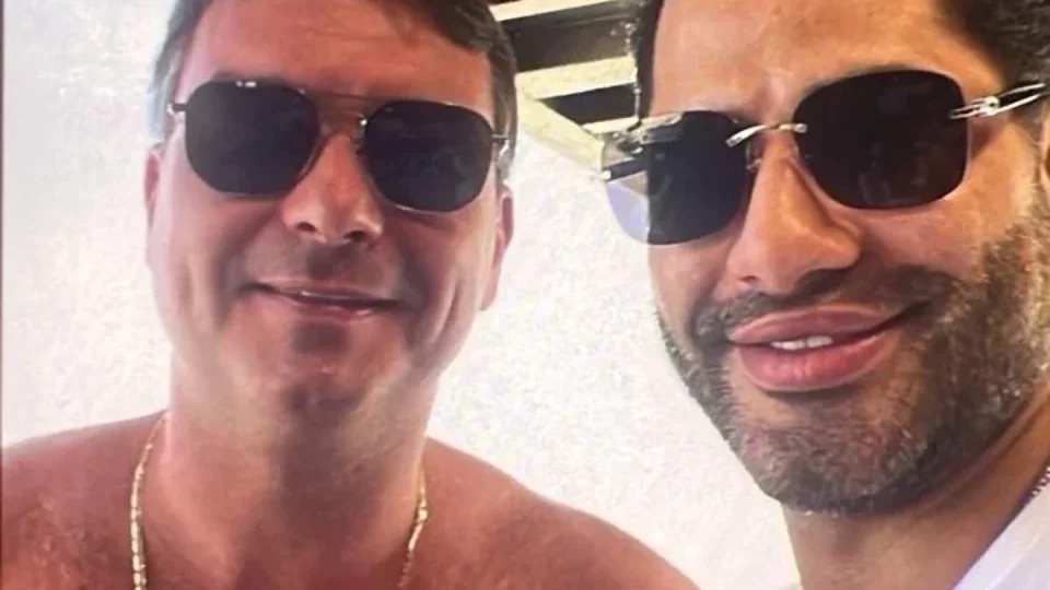 Foto de Flávio Bolsonaro com 'Sicário' de Vorcaro vem à tona