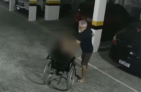 Pai é flagrado agredindo filho cadeirante com socos em João Pessoa