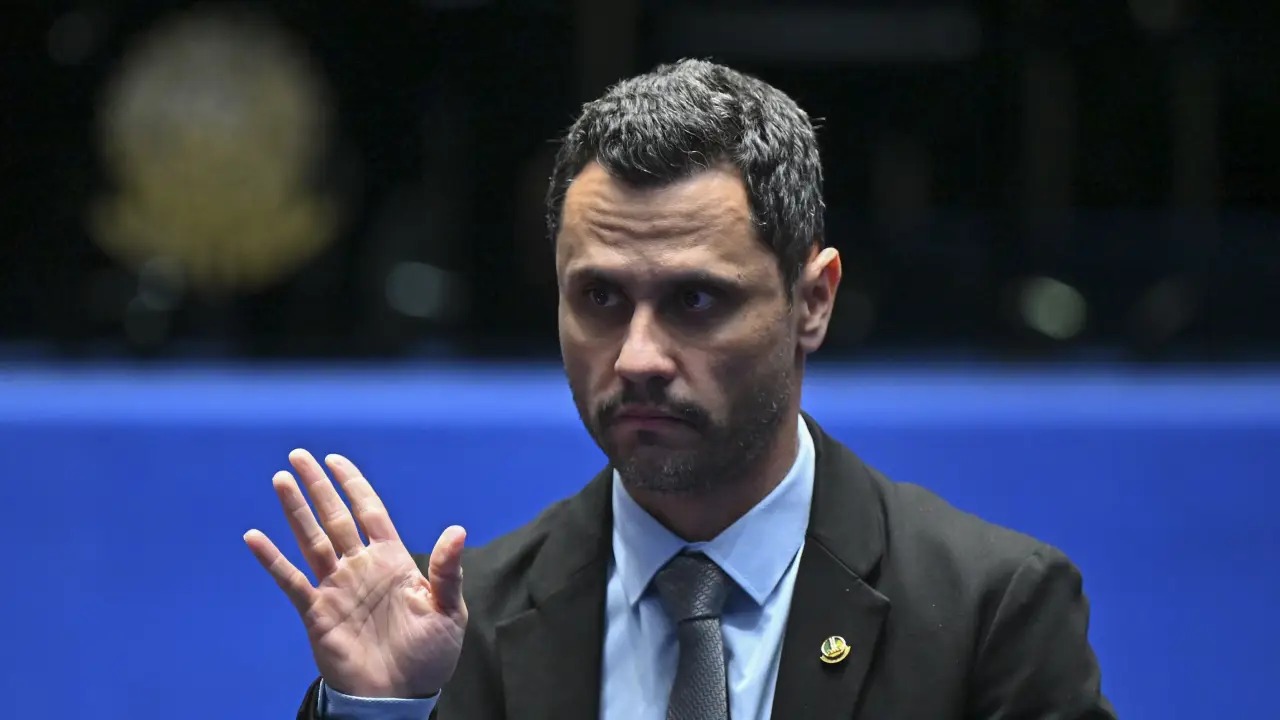 Cleitinho desiste da disputa pelo governo de Minas