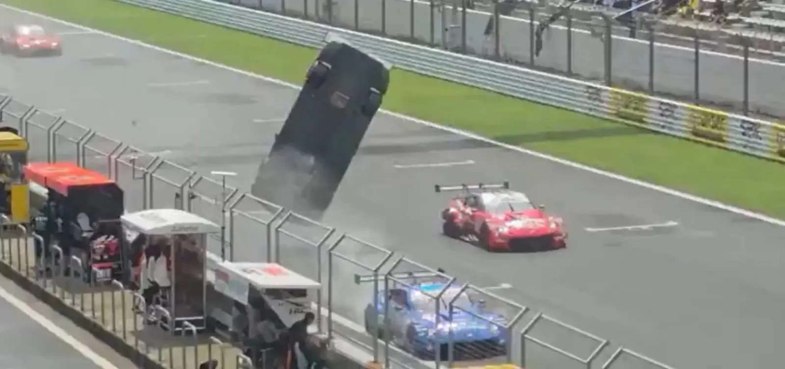 Carro de piloto brasileiro capota após largada no SuperGT no Japão