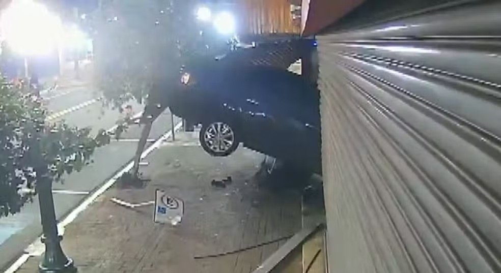 Motorista bêbado invade loja e causa danos no Paraná