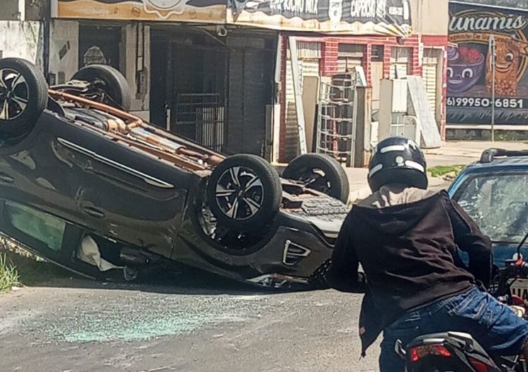 Carro capota após motorista perder controle em Teresina