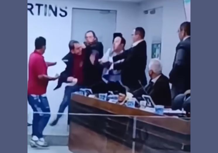 Vereadores trocam socos durante sessão na Câmara da Bahia