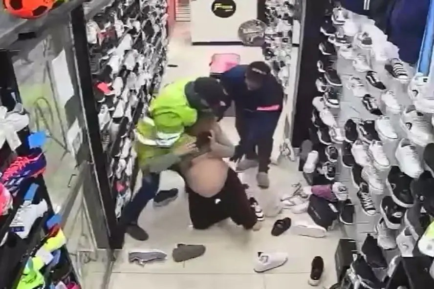 VÍDEO: Grávida é espancada durante assalto a loja