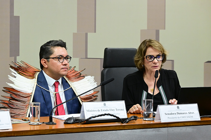 Debatedores cobram transparência na aplicação de recursos para os ianomâmis