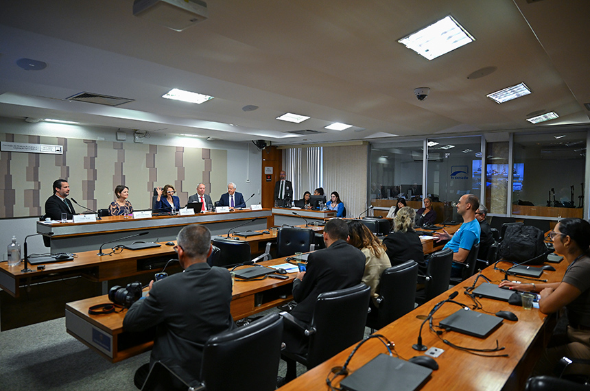 'Centros-dia' para idosos são elogiados, mas debate na CDH alerta para custo