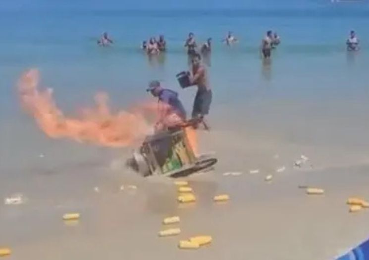 VÍDEO: carrinho de milho explode em praia no RJ e banhistas ajudam vendedor