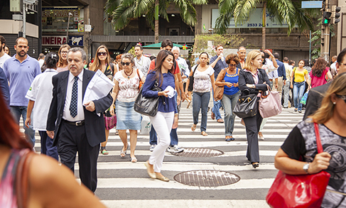 Taxa de desocupação fica em 6,2% em dezembro e média do ano fica em 6,6%,  menor patamar da série histórica