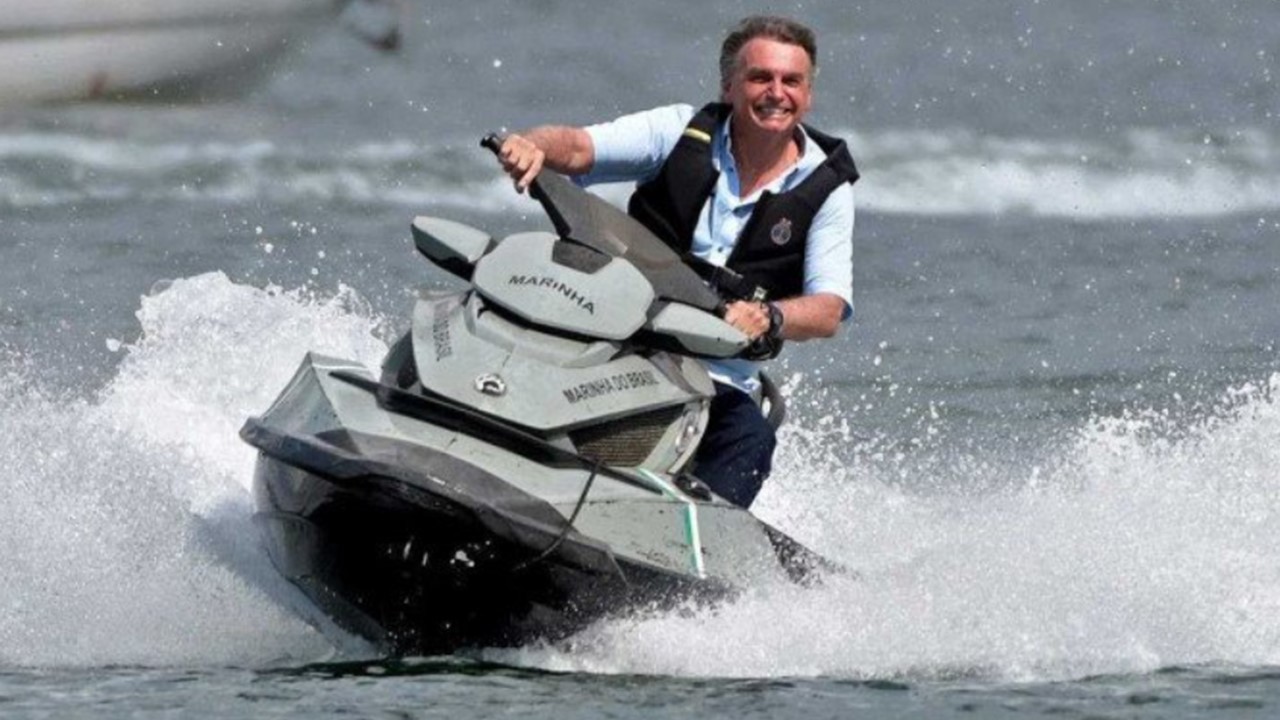 No último carnaval antes da cadeia, Bolsonaro anda de jet-ski