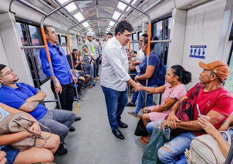 Rafael pega o metrô e vistoria obra de expansão em Teresina