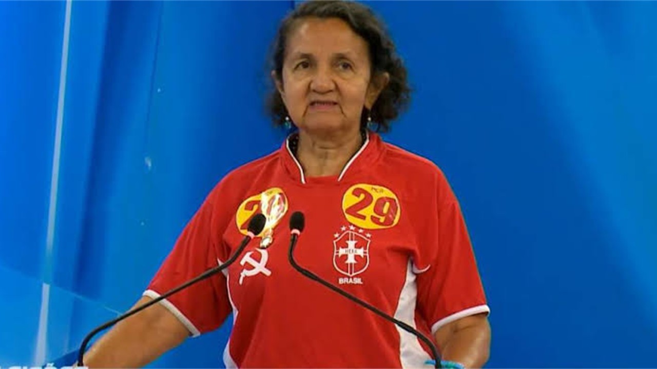 Camisa vermelha do Brasil: CBF deve direitos autorais à Lourdes Melo!