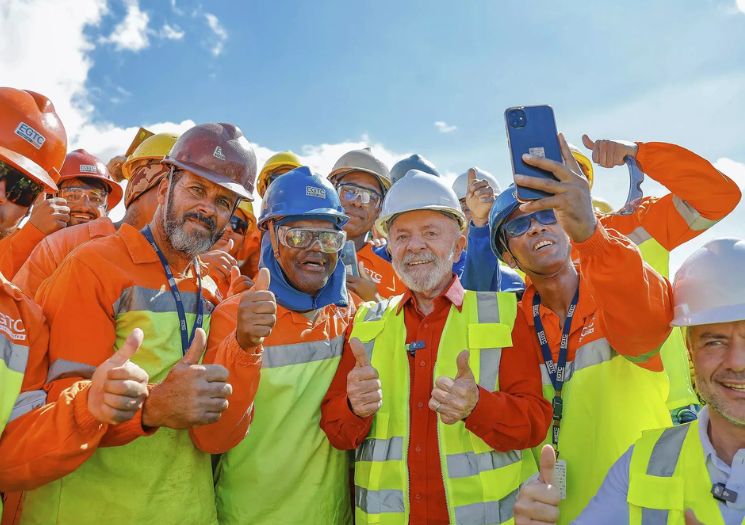Efeito Lula: renda dos brasileiros cresce 4,7% e bate recorde em 2024