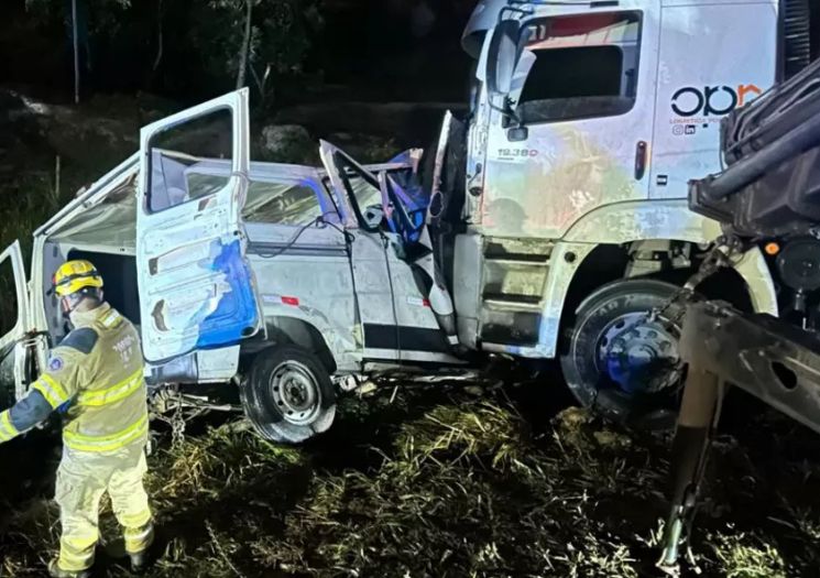 Acidente entre van e carreta deixa nove mortos em MG