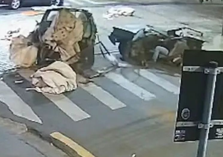 VÍDEO: Carro parte ao meio após colisão e motorista segue dirigindo