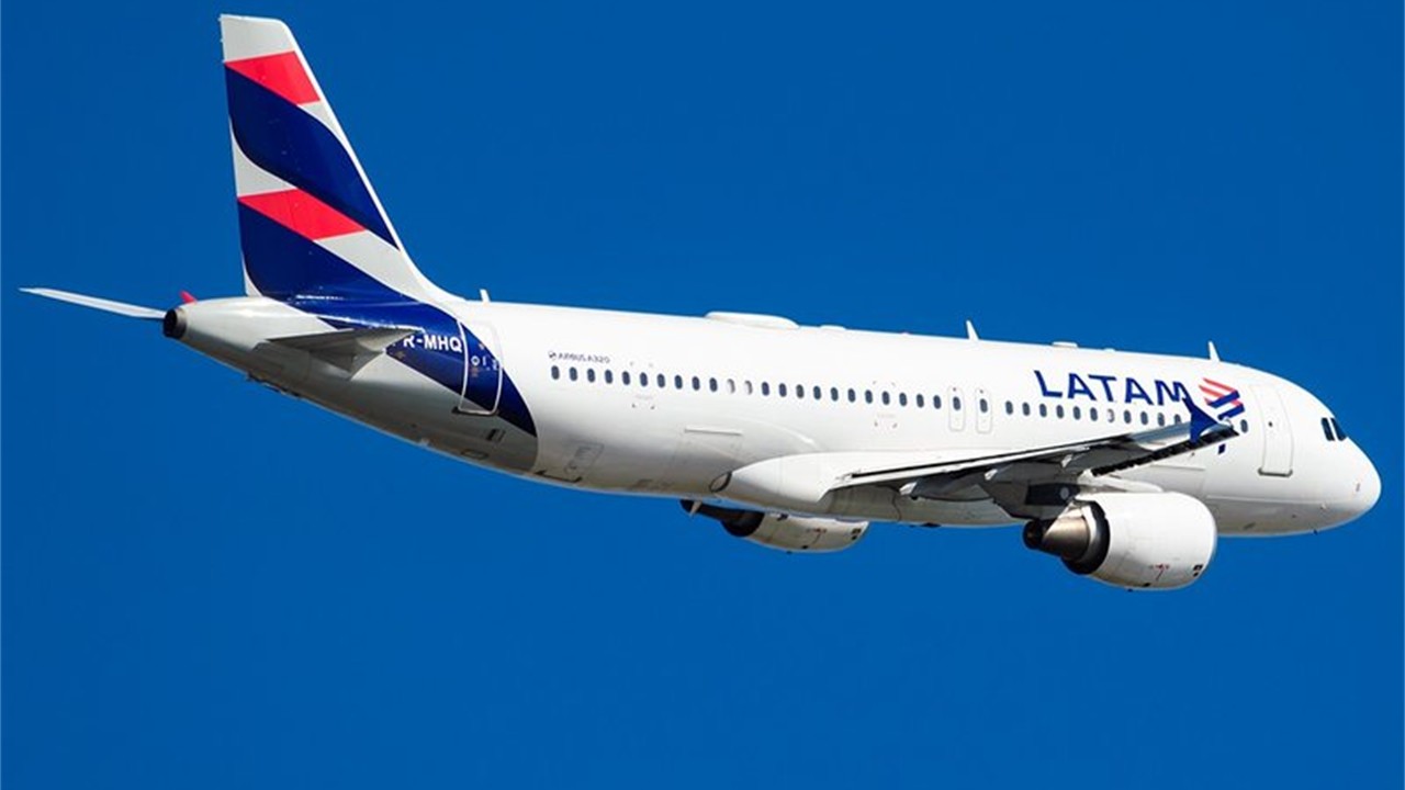 Avião da Latam retorna a Teresina após colisão com pássaro durante voo para Brasília