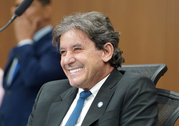 VÍDEO: deputado deixa maço de dinheiro cair do paletó durante sessão