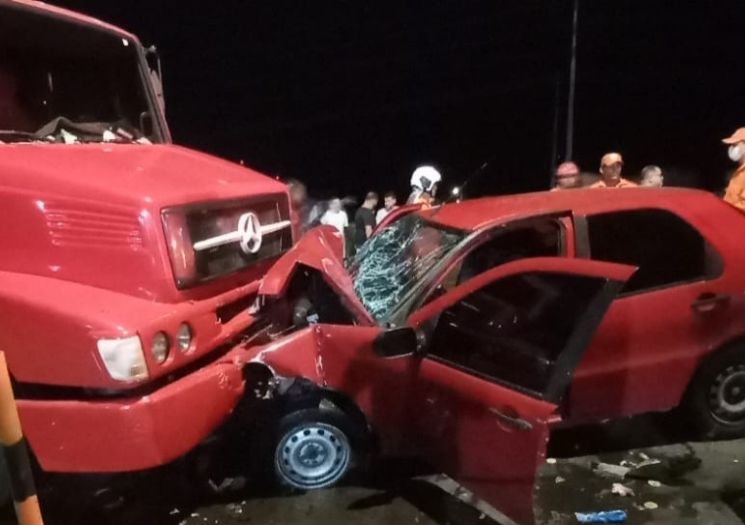 Jovem morre após carro bater de frente com caminhão em Teresina