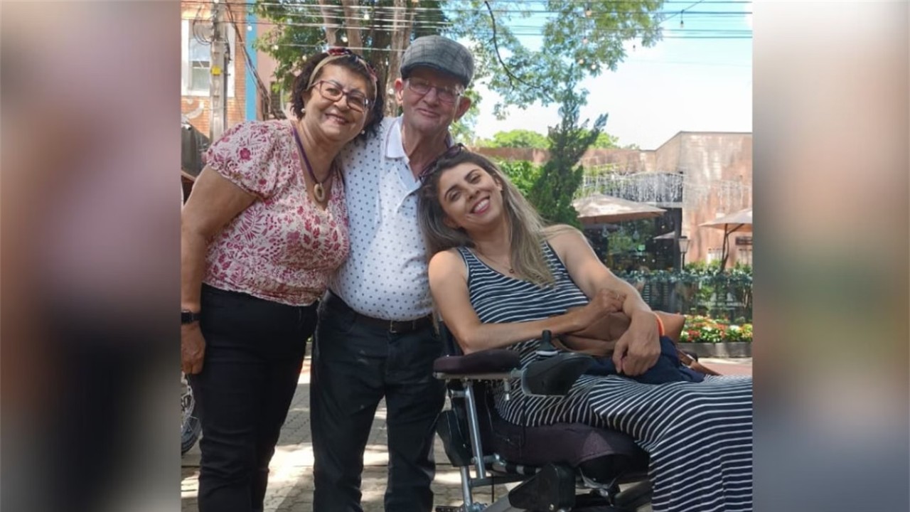 Do banho ao jantar: cirurgia gratuita devolve autonomia a tetraplégica