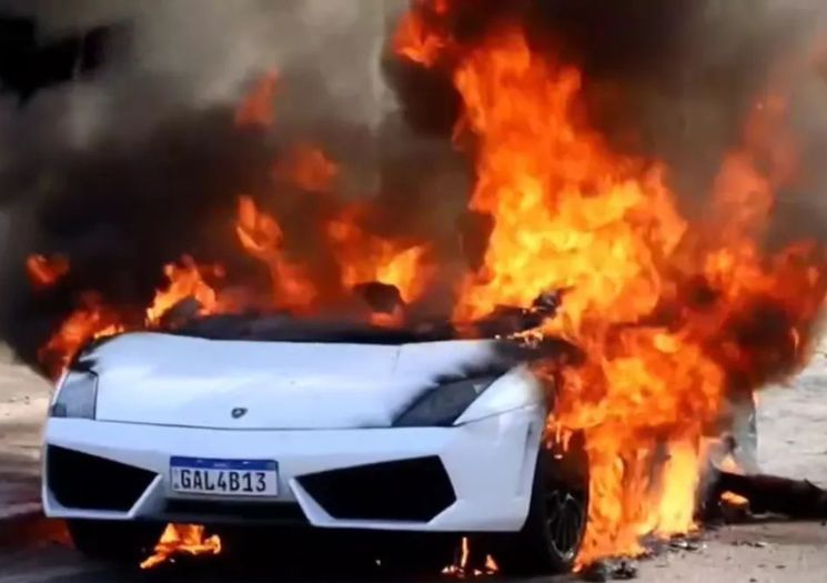 VÍDEO: Lamborghini de mais de R$ 1 milhão pega fogo em Goiânia