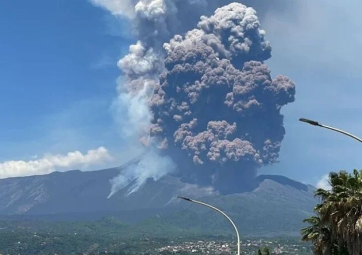 Piloto brasileiro registra erupção de vulcão durante voo na Itália