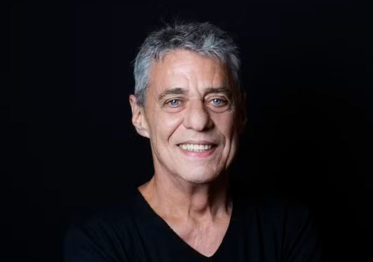 Chico Buarque passa por cirurgia no crânio no RJ