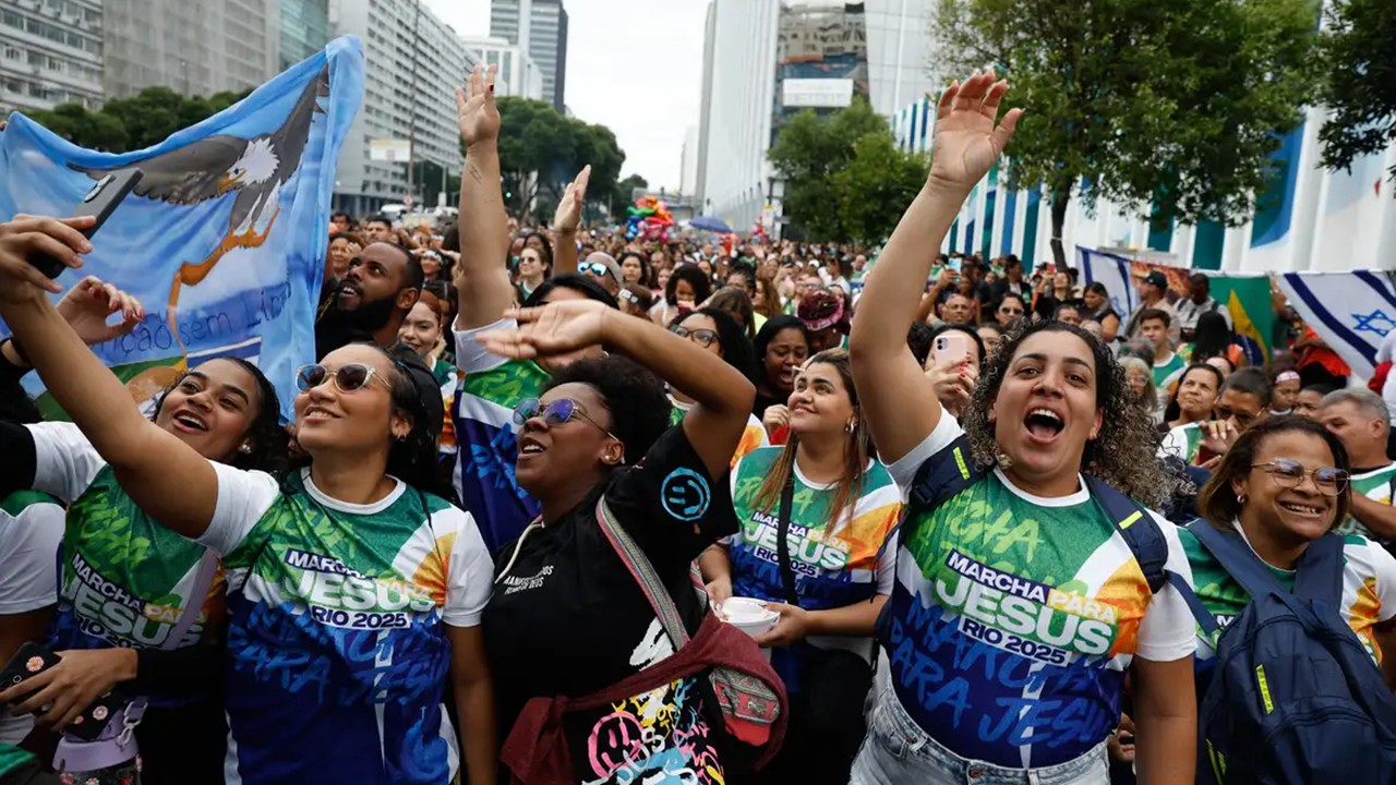 Evangélicos crescem e representam mais de um quarto da população
