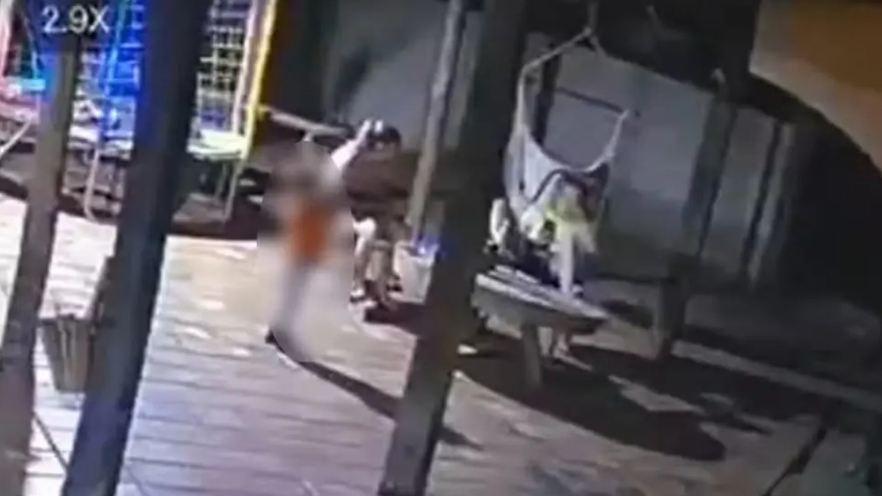 IMAGENS FORTES: criança de 2 anos pega arma do pai e mata a própria mãe