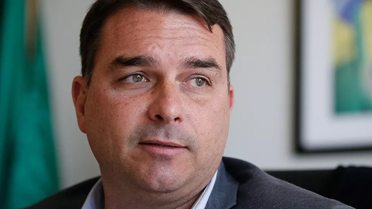 Filho de Bolsonaro quer indulto para o pai mesmo que seja à força