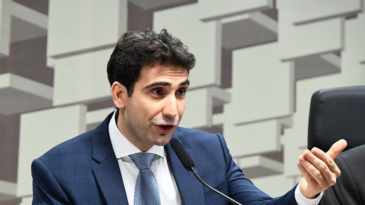 Banco Central projeta juros altos por longo período e adota tom mais duro