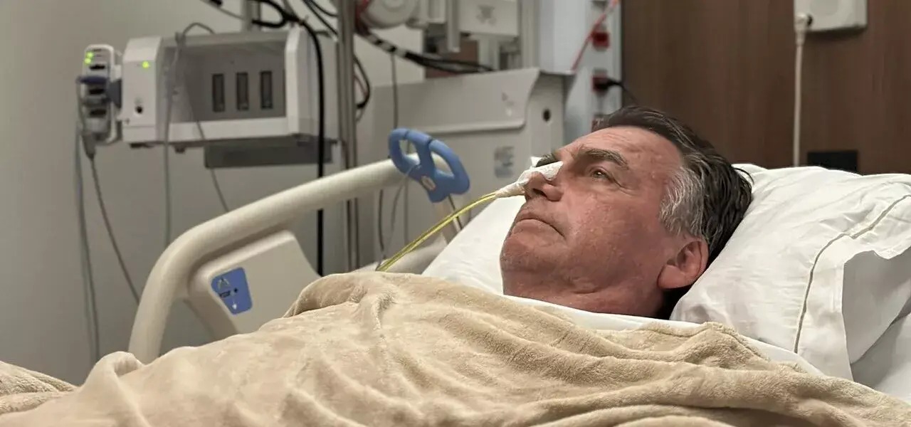 Bolsonaro volta a hospital para desobstruir intestino