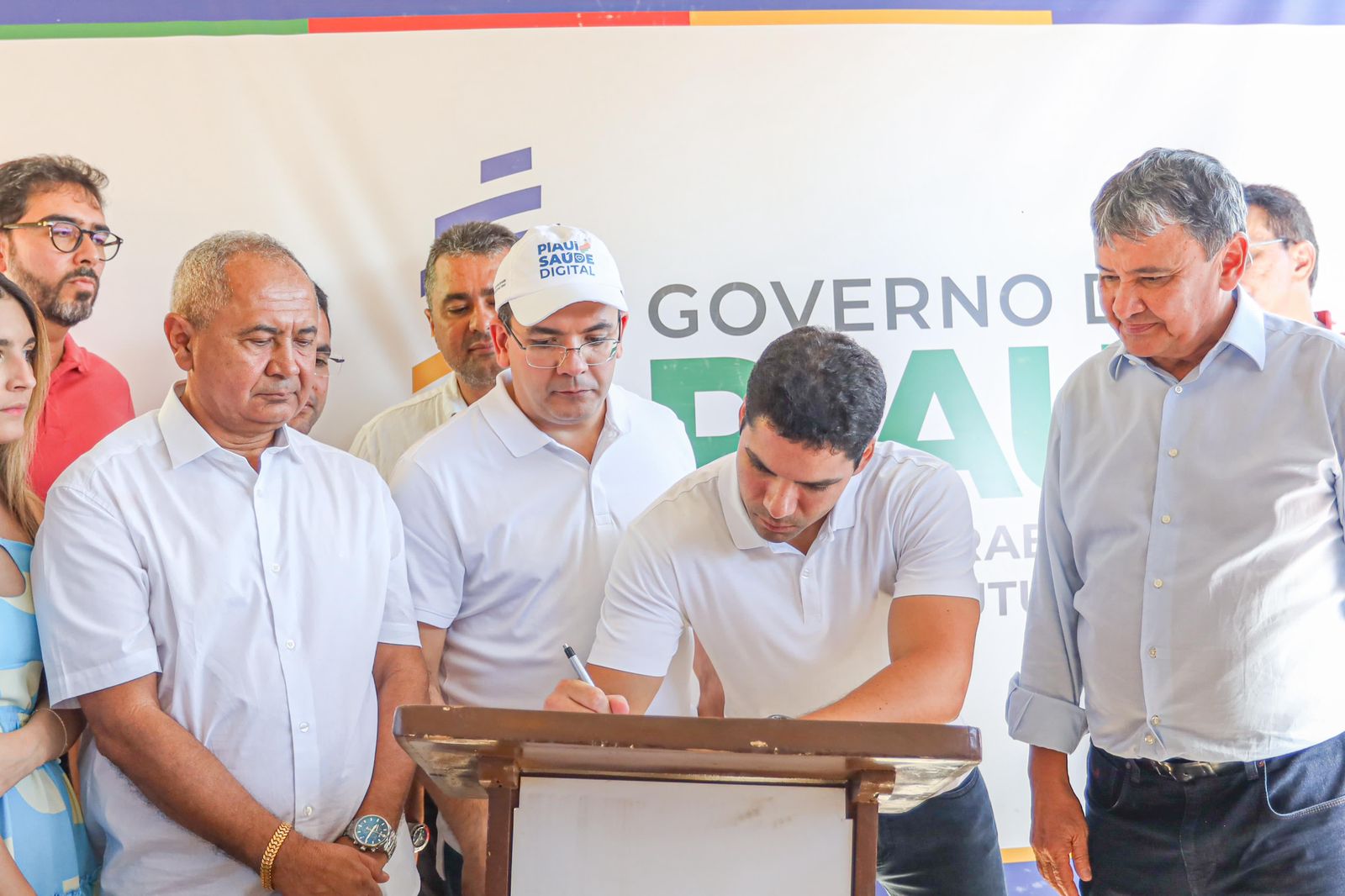 Rafael Fonteles e Leo Sobral entregam mais 32 km de asfalto novo e assinam ordens de serviço para obras no Vale dos Rios Piauí e Itaueira
