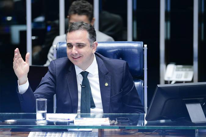 Enquanto pressiona por ajuste fiscal, Congresso amplia gastos e favorece super-ricos