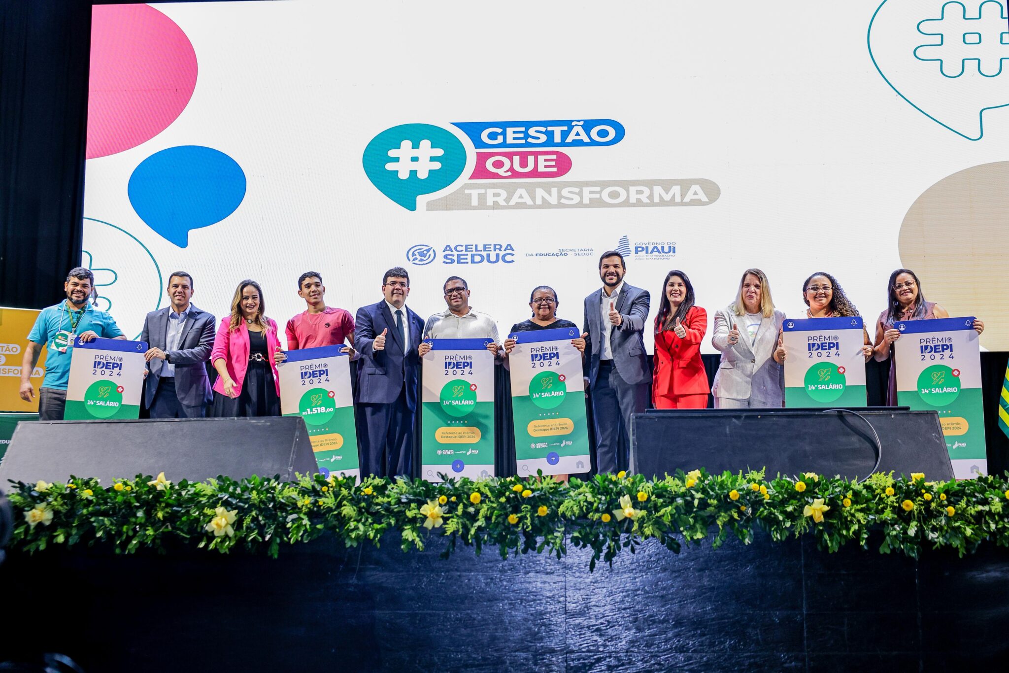 Governador premia 50 escolas de melhor desempenho com 14º salário para servidores e valor de um salário para estudantes
