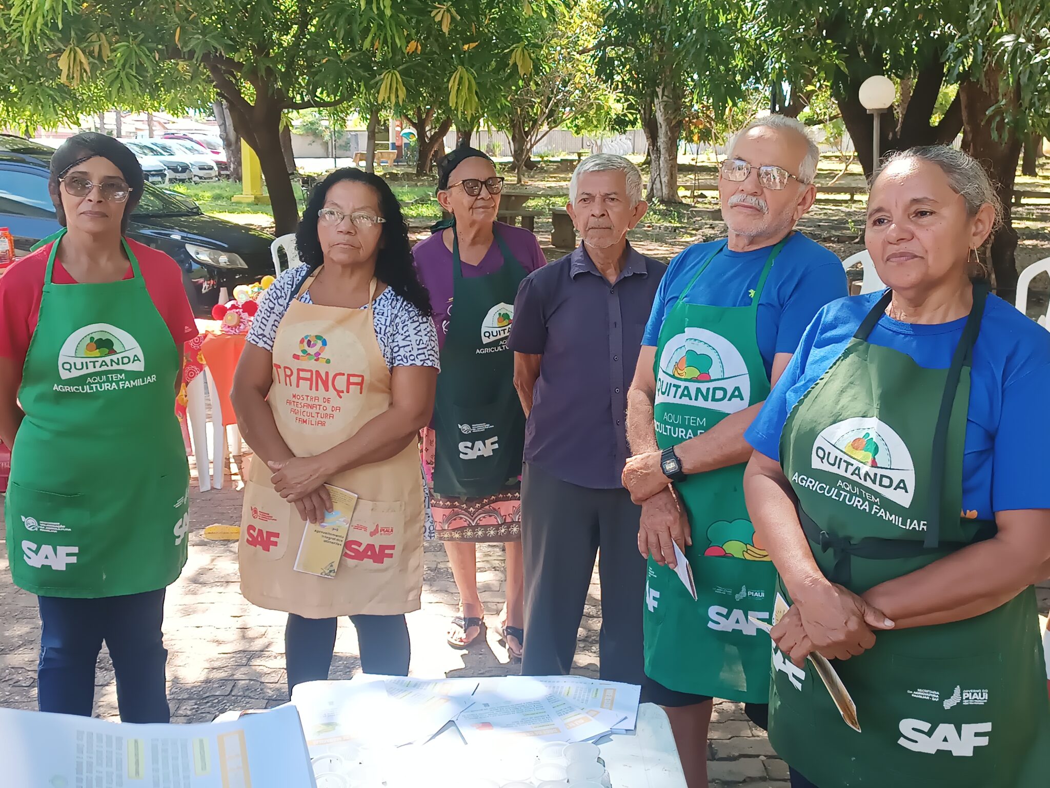 Agricultores da Quitanda recebem orientações sobre redução de desperdício de alimentos por estudantes da Uespi