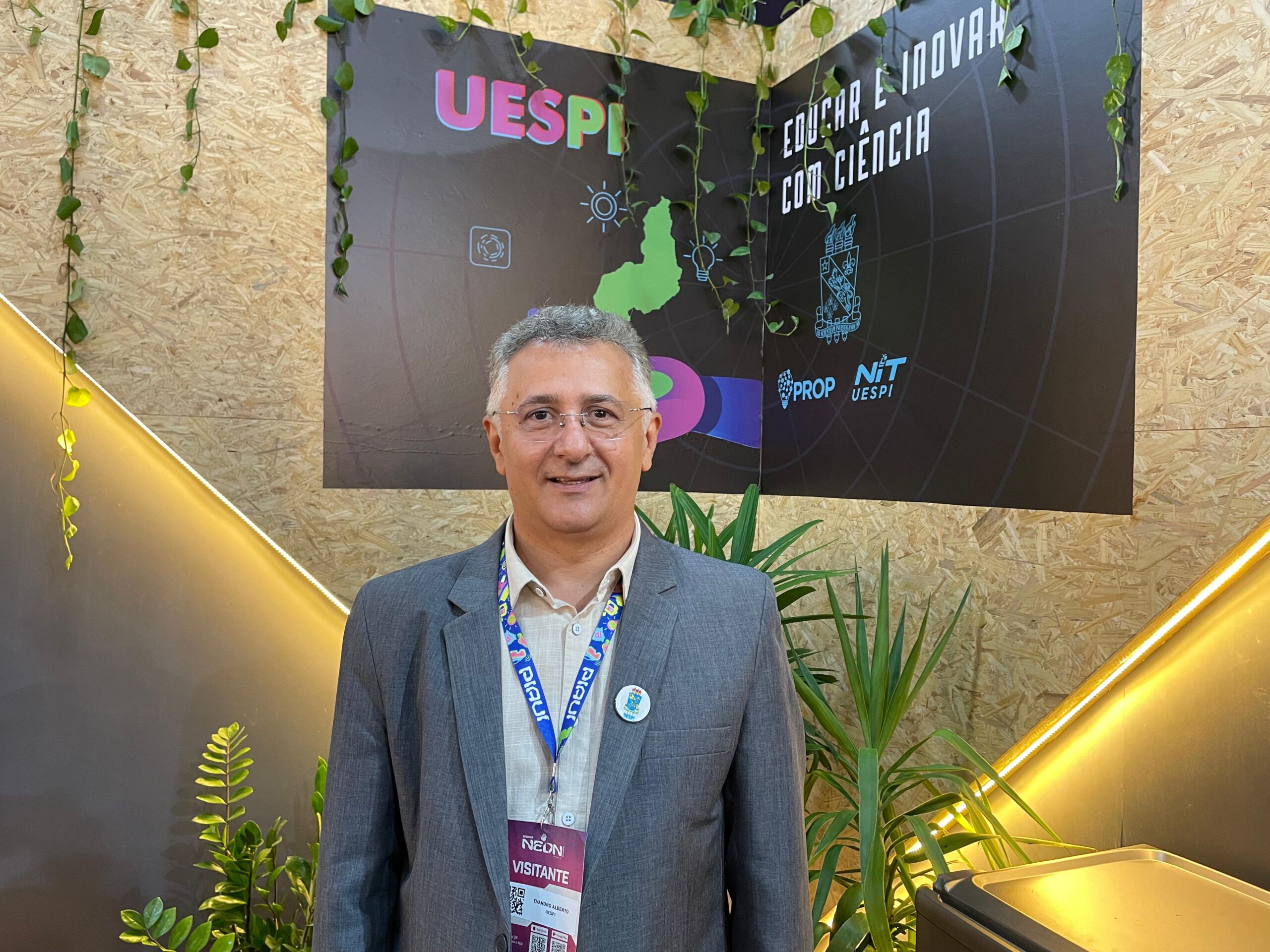 Estandes do Governo do Estado levam tecnologia e novas ferramentas de IA ao NEON