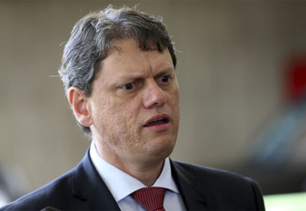 Justiça impede Tarcísio de Freitas de punir professores por faltas injustificadas