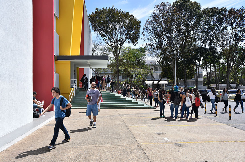CE vota política inclusiva de alunos bolsistas em escolas e faculdades