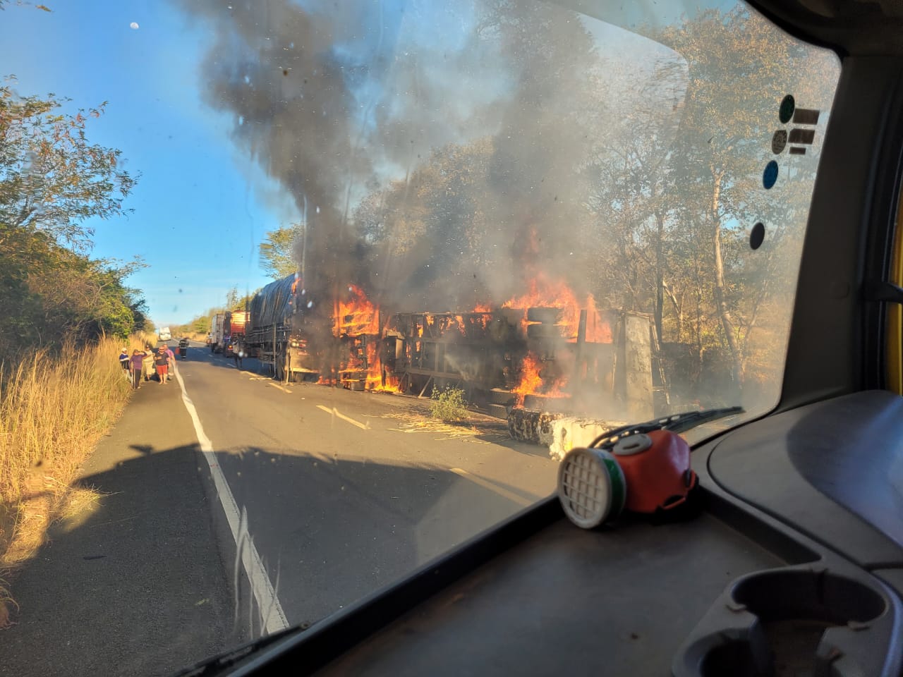 Corpo de Bombeiros atua em tombamento de carreta com produtos inflamáveis em Oeiras