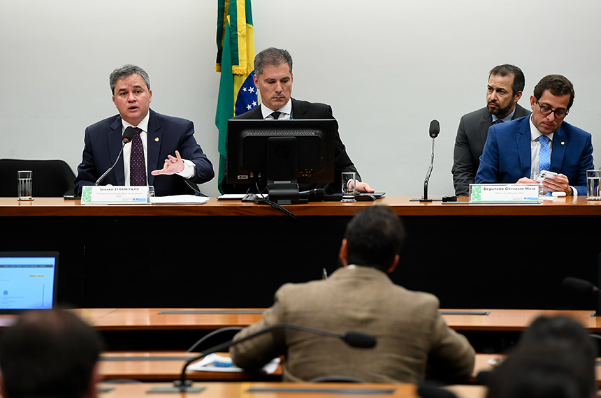 Deputado apresenta relatório preliminar do projeto da LDO de 2026