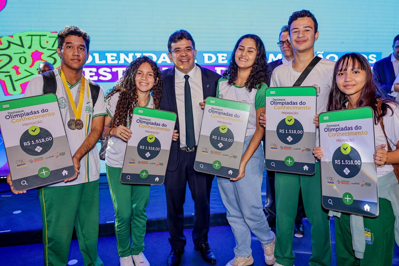 Rafael Fonteles entrega medalhas da OBMEP 2024 e premia estudantes nas Olimpíadas do Conhecimento com um salário mínimo